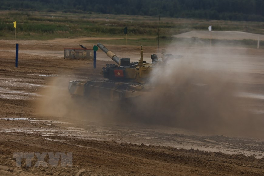 Đây cũng là câu hỏi lớn của dư luận đối với trọng tài trên đường đua Tank Biathlon 2020, tại sao vẫn ghi nhận chính xác phát bắn cho Việt Nam dẫn tới đội tuyển không chạy vòng phạt mà vẫn băng băng về đích. Ảnh: TTXVN.