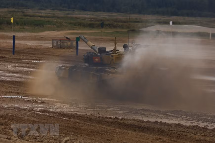 Đây cũng là câu hỏi lớn của dư luận đối với trọng tài trên đường đua Tank Biathlon 2020, tại sao vẫn ghi nhận chính xác phát bắn cho Việt Nam dẫn tới đội tuyển không chạy vòng phạt mà vẫn băng băng về đích. Ảnh: TTXVN.