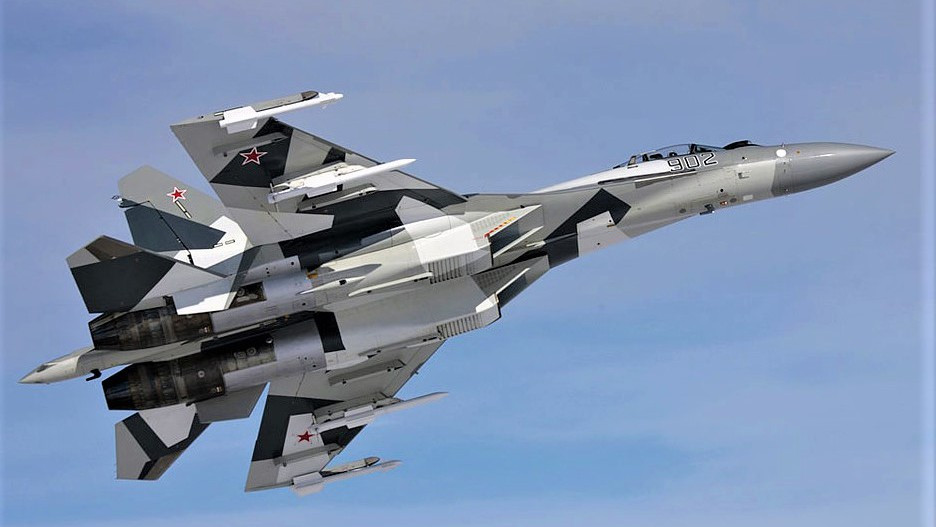Xếp thứ hai là máy bay chiến đấu đa năng thế hệ 4 ++ Su-35 của Nga, đây hiện là một trong những máy bay chiến đấu chủ lực của Lực lượng Hàng không Vũ trụ Nga. Nguyên mẫu của chiếc máy bay này đã cất cánh lần đầu tiên vào năm 2008; vào năm 2009, một hợp đồng đã được ký kết giữa Sukhoi và Bộ Quốc phòng Nga về việc cung cấp loại máy bay này cho lực lượng không quân Nga. Ảnh: Su-35 là máy bay thế hệ 4 mới nhất có trần bay cao nhất - Nguồn: Wikipedia.