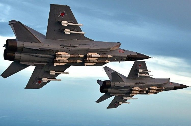 Những đặc điểm ấn tượng của MiG-31 đã khiến Bộ Tư lệnh phòng không - không quân Liên Xô trao nhiệm vụ cho các trung đoàn MiG-31 những nhiệm vụ đặc biệt, mà những máy bay chiến đấu khác không thể làm được. Một phi đội tuần tra 4 chiếc MiG-31, được dẫn đường từ một radar mặt đất, có thể bao phủ một khu vực có diện tích 720.000 km2.