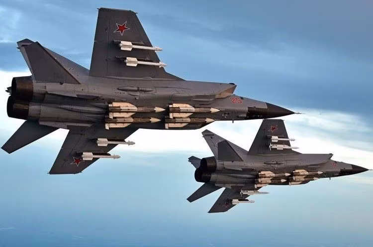 Những đặc điểm ấn tượng của MiG-31 đã khiến Bộ Tư lệnh phòng không - không quân Liên Xô trao nhiệm vụ cho các trung đoàn MiG-31 những nhiệm vụ đặc biệt, mà những máy bay chiến đấu khác không thể làm được. Một phi đội tuần tra 4 chiếc MiG-31, được dẫn đường từ một radar mặt đất, có thể bao phủ một khu vực có diện tích 720.000 km2.