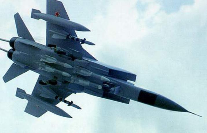 MiG-31 là máy bay tiêm kích đánh chặn tầm xa, có tốc độ bay siêu âm trong mọi thời tiết; đây cũng là máy bay thế hệ thứ tư đầu tiên của Liên Xô. Chính tốc độ, trần bay cao và tên lửa đặc thù của MiG-31 đã buộc Mỹ phải đưa loại máy bay trinh sát tốc độ cao SR-71 về vườn, sau một thời gian dài "làm mưa, làm gió".