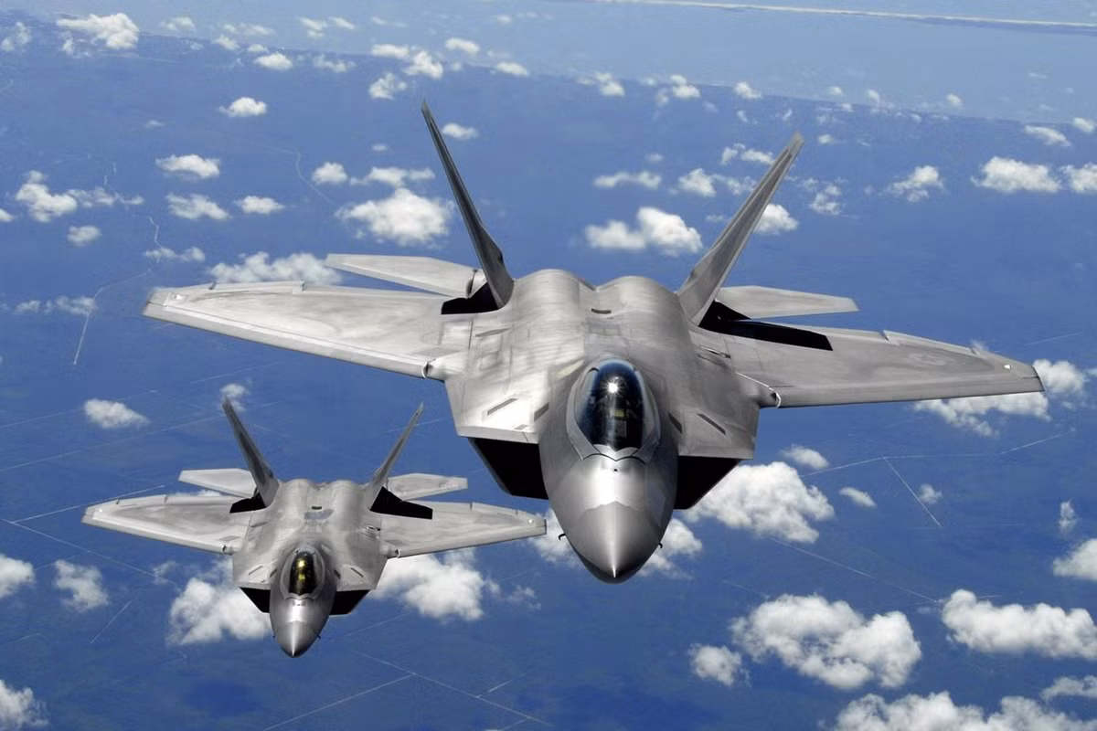 F-22 được sản xuất từ năm 1997 đến năm 2011, sau đó ngừng sản xuất; Bộ Quốc phòng Mỹ đã đưa ra kết luận về chi phí cao và Mỹ không thật cần thiết phải sản xuất quá nhiều loại máy bay này, để quyết định chuyển nguồn vốn sang phát triển và sản xuất máy bay chiến đấu đa năng F-35. Ảnh: F-22 là loại chiến đấu cơ tàng hình có trần bay cao nhất - Nguồn: Wikipedia.