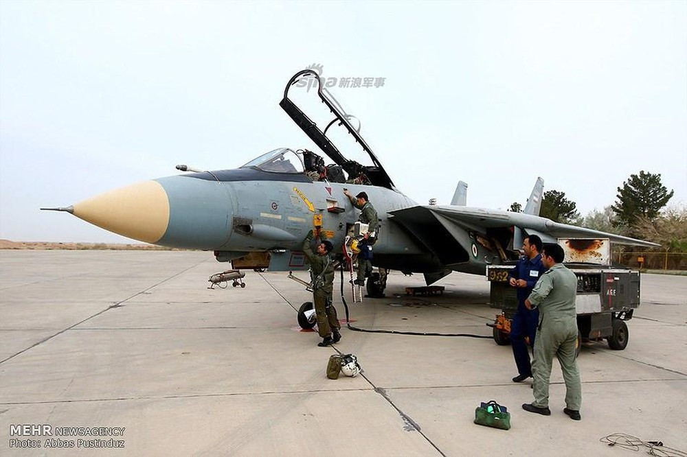 Mặc dù F-14A là máy bay chiến đấu đã cũ, thậm chí là hết niên hạn sử dụng, nhưng Không quân Iran vẫn phải sử dụng; nếu máy bay chiến đấu mới do Iran phát triển thành công, có thể có những tính năng tiên tiến hơn, thậm chí còn được sự hỗ trợ kỹ thuật từ nước ngoài. Ảnh: Máy bay chiến đấu F-14 của Iran - Nguồn: Wikipedia