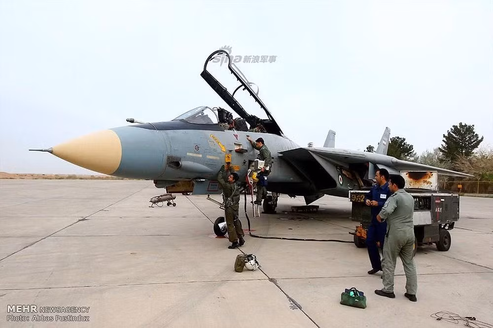 Mặc dù F-14A là máy bay chiến đấu đã cũ, thậm chí là hết niên hạn sử dụng, nhưng Không quân Iran vẫn phải sử dụng; nếu máy bay chiến đấu mới do Iran phát triển thành công, có thể có những tính năng tiên tiến hơn, thậm chí còn được sự hỗ trợ kỹ thuật từ nước ngoài. Ảnh: Máy bay chiến đấu F-14 của Iran - Nguồn: Wikipedia