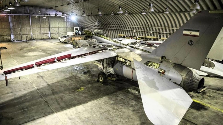 Bộ quốc phòng Iran đã xây dựng một cơ sở công nghiệp tiên tiến để bảo trì F-14, và họ đã thực hiện hơn 300 sửa đổi về thiết kế, bao gồm thay thế radar, hệ thống điện tử hàng không và hệ thống tác chiến điện tử; đồng thời trang bị cho F-14 một loại tên lửa không đối không tầm xa mới. Ảnh: Cơ sở sửa chữa máy bay F-14 của Iran - Nguồn: Sina