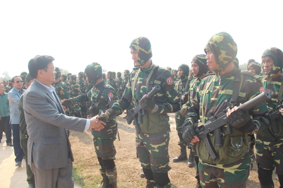 Quân đội Lào trong những năm gần đây đã lột xác rất mạnh mẽ, với các hợp đồng mua xe tăng, máy bay,.. và đầu tư trang bị mới cho người lính. Đặc công cũng là lực lượng được chú trọng hiện đại hóa bằng các loại vũ khí mới. Ảnh: Chiến sĩ đặc công dù Lào với súng tiểu liên JS 9mm do Trung Quốc sản xuất.