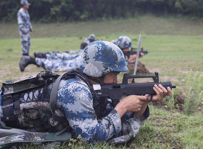 QCW-05 đã chiến thắng trong cuộc thi thiết kế súng tiểu liên kiểu mới cho Quân đội giải phóng nhân dân Trung Hoa (PLA) được khởi xướng đầu những năm 1990. Nó sử dụng cơ chế Bullup tương tự như súng trường QBZ-95 tạo cảm giác quen thuộc cho binh sĩ Trung Quốc. Ảnh: Bộ đội Trung Quốc huấn luyện với súng tiểu liên QCW-05.