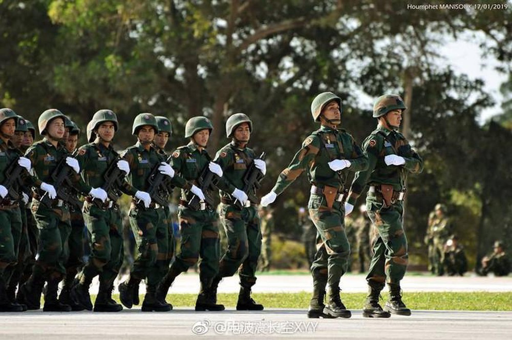 QBZ-97B là phiên bản carbin của súng trường tấn công QBZ-97 do Trung Quốc sản xuất sử dụng cỡ đạn 5,56x45mm tiêu chuẩn NATO, nó không có gì khác biệt nhiều so với súng trường tấn công QBZ-95 đang được sử dụng trong quân đội Trung Quốc ngoài việc không sử dụng cỡ đạn 5,8x42mm chuẩn Trung Quốc. Ảnh: Đội hình chiến sĩ Lào duyệt binh với súng trường QBZ-97B hồi năm 2019.