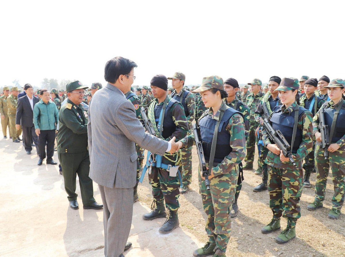 Bộ đội đặc công Lào là lực lượng đặc biệt tinh nhuệ của quân đội Lào, được huấn luyện cho những nhiệm vụ đặc thù và mạo hiểm. Chính vì vậy, cũng giống như các lực lượng đặc biệt khác trên thế giới, bộ đội đặc công Lào được ưu tiên trang bị những loại vũ khí hiện đại nhất. Trong một số hình ảnh vừa được công bố về lực lượng đặc công Lào, ta nhận thấy sự xuất hiện của 2 loại súng mới được đưa vào trang bị không lâu. Đó là súng trường tấn công QBZ-97B (phiên bản carbin) và súng tiểu liên JS 9mm. Ảnh: Các chiến sĩ đặc công Lào với súng trường tấn công QBZ-97B và áo giáp chống đạn.