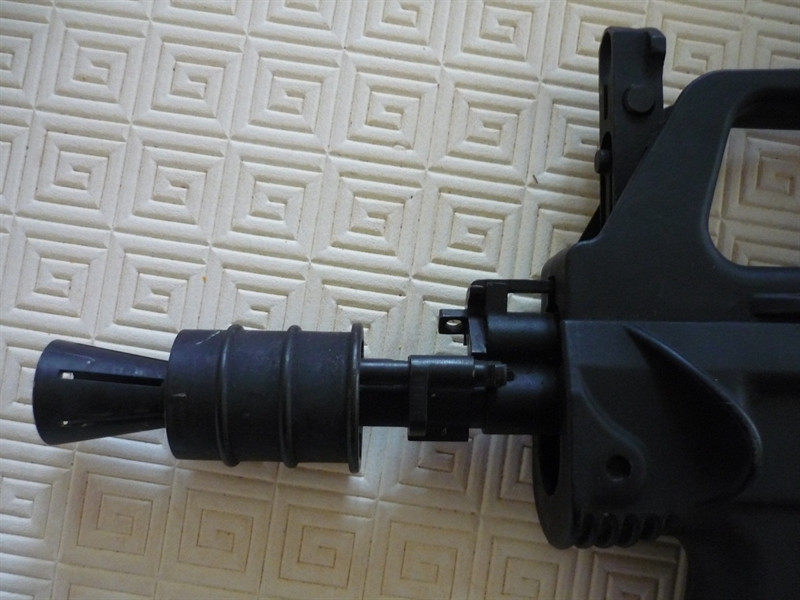 Hơn nữa, loại súng này có giá thành rất rẻ, phù hợp với điều kiện ngân sách quốc phòng hạn chế của các nước như Lào để hiện đại hóa quân đội mà ít tốn kém. Ảnh: Cận cảnh loa che lửa của súng trường QBZ-97B. 