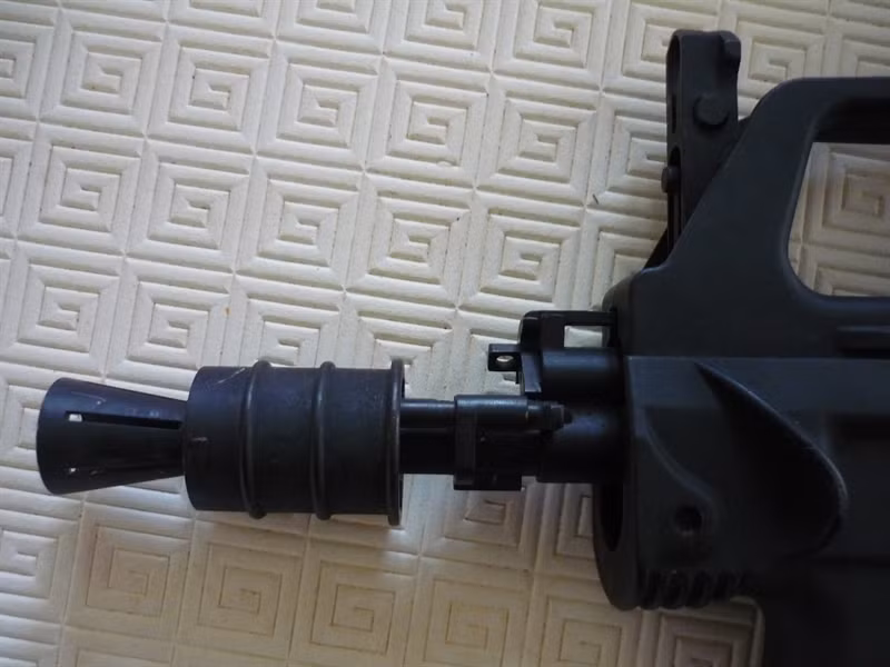 Hơn nữa, loại súng này có giá thành rất rẻ, phù hợp với điều kiện ngân sách quốc phòng hạn chế của các nước như Lào để hiện đại hóa quân đội mà ít tốn kém. Ảnh: Cận cảnh loa che lửa của súng trường QBZ-97B. 