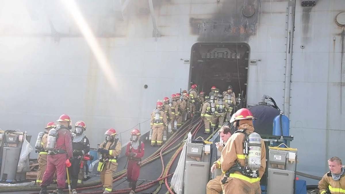 Các nhà chức trách Hoa Kỳ đã điều động rất nhiều tàu cứu hộ xịt vòi rồng nhằm khống chế ngọn lửa, đến tối, cả trực thăng với các gàu múc nước cũng đã được huy động chữa cháy. Bốn ngày sau sự việc, đám cháy trên con tàu đổ bộ khủng lồ này mới được dập tắt hoàn toàn với thiệt hại tài sản là rất lớn, có thể Mỹ sẽ phải cho loại biên con tàu vì không thể phục hồi. Ảnh: Các nhân viên cứu hỏa sau khi khống chế thành công đám cháy trên tàu đổ bộ LHD-6.