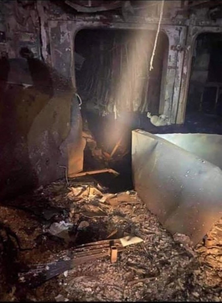 Giữa lúc giới quan chức Quân đội Hoa Kỳ đang loay hoay tìm kiếm lí do con tàu đổ bộ đắt đỏ của mình bốc cháy một cách khó hiểu, thì chuẩn tướng Esmail Qa’ani của Iran mới đây đã phát biểu gây shock về nguyên nhân chiếc LHD-6 bốc cháy trong cuộc họp với Lực lượng Vệ binh Cách mạng Hồi giáo Iran (IRGC). Ảnh: Bên trong con tàu USS Bonhomme Richard (LHD-6) sau khi đã cháy rụi.