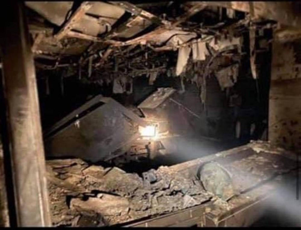 Được biết, Chuẩn tướng Qa’ani là người được bổ nhiệm vào Lực lượng Quds sau khi Mỹ ám sát Trung tướng Qassem Soleimani trong một vụ tấn công bằng máy bay không người lái UAV trên lãnh thổ Iraq vào đầu năm 2020. Hiện tại, Mỹ vẫn chưa đưa ra bình luận gì về phát ngôn của tướng Iran này. Ảnh: Bên trong tàu đổ bộ Mỹ vừa cháy.