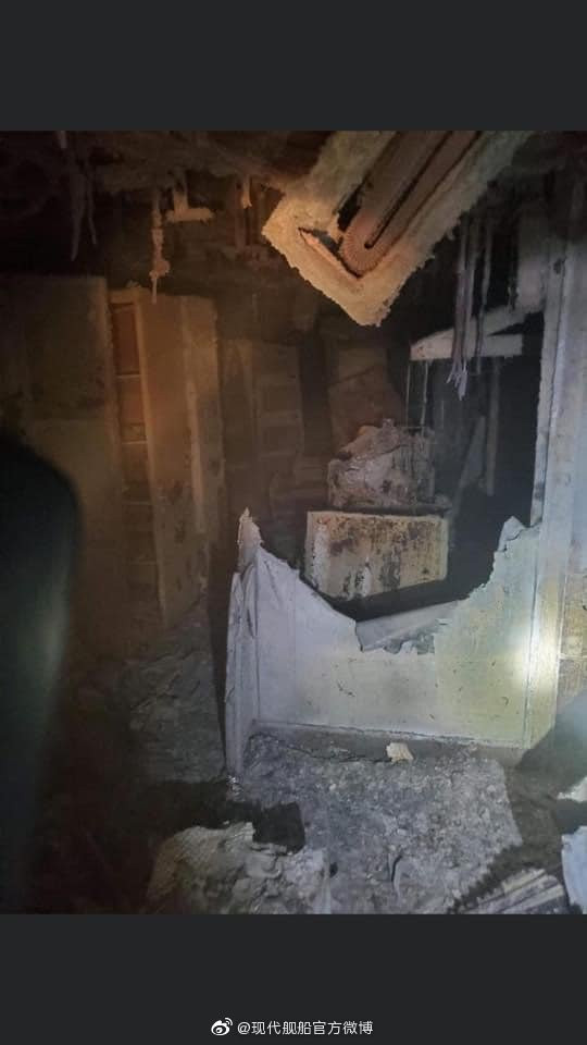 Chuẩn tướng Iran chỉ nêu ra lí do con tàu bốc cháy mà không hề cho biết bất cứ thông tin chi tiết gì thêm, điều này khiến giới quan sát đặt ra rất nhiều hoài nghi về tính chính xác của phát ngôn này, và vì sao mà một quan chức Iran lại có thể biết được nguyên nhân gây cháy của một con tàu nằm cách xa xôi Iran đến vậy. Ảnh: Bên trong tàu LHD-6 vừa cháy rụi.