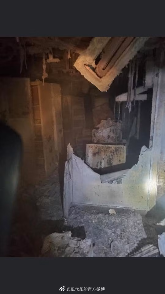 Chuẩn tướng Iran chỉ nêu ra lí do con tàu bốc cháy mà không hề cho biết bất cứ thông tin chi tiết gì thêm, điều này khiến giới quan sát đặt ra rất nhiều hoài nghi về tính chính xác của phát ngôn này, và vì sao mà một quan chức Iran lại có thể biết được nguyên nhân gây cháy của một con tàu nằm cách xa xôi Iran đến vậy. Ảnh: Bên trong tàu LHD-6 vừa cháy rụi.