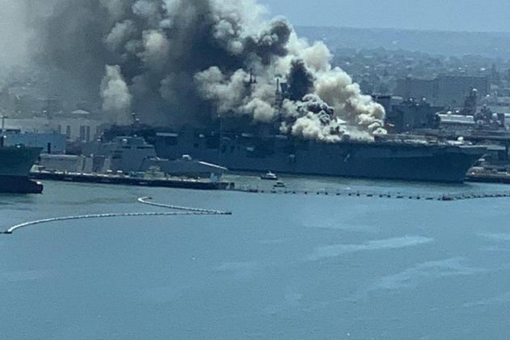 Vào lúc 8h30 sáng ngày 12/7 theo giờ địa phương, tàu USS Bonhomme Richard (LHD-6) được ghi nhận là bất ngờ bốc cháy dữ dội khi đang nằm tại Quân cảng San Diego. Đám cháy đã nhanh chóng bao trùm con tàu về khiến các tàu chiến xung quanh phải di tản nhanh chóng, vùng an toàn 1 hải lý được thiết lập ngay lập tức bên trong vịnh San Diego tính từ chiếc tàu đổ bộ. Ảnh: Tàu đổ bộ tấn công USS Bonhomme Richard của Hải quân Mỹ bốc cháy sáng ngày 12/7.