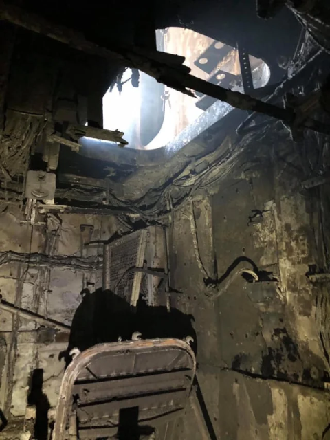 Trang USNI News hôm 17/7 đã dẫn lời chuẩn đô đốc Mỹ Philip Sobeck xác nhận rằng đám cháy trên tàu đổ bộ USS Bonhomme Richard đã hoàn toàn dập tắt sau 4 ngày bùng phát, hiện chưa rõ nguyên nhân vụ việc và số phận của chiếc tàu đổ bộ trị giá 1,5 tỷ USD này. Tuy nhiên việc đám cháy được dập tắt sẽ mở ra điều kiện cho các cuộc điều tra. Ảnh: Bên trong thân tàu LHD-6