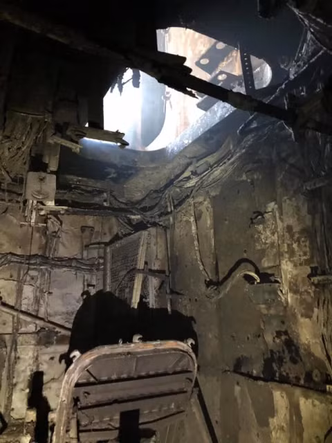 Trang USNI News hôm 17/7 đã dẫn lời chuẩn đô đốc Mỹ Philip Sobeck xác nhận rằng đám cháy trên tàu đổ bộ USS Bonhomme Richard đã hoàn toàn dập tắt sau 4 ngày bùng phát, hiện chưa rõ nguyên nhân vụ việc và số phận của chiếc tàu đổ bộ trị giá 1,5 tỷ USD này. Tuy nhiên việc đám cháy được dập tắt sẽ mở ra điều kiện cho các cuộc điều tra. Ảnh: Bên trong thân tàu LHD-6