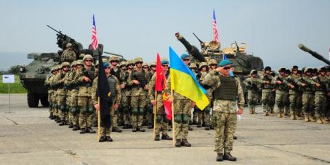 Nhằm đáp trả lại cuộc tập trận trên do Nga khởi xướng, Mỹ đã phối hợp cùng Ukraine tổ chức cuộc diễn tập “Đinh ba chớp nhoáng 2020” được tổ chức tại khu vực Yavoriv, miền Tây Ukraine. Sự kiện cũng thu hút sự góp mặt của 4.000 binh sĩ đến từ 10 quốc gia nhằm gây thanh thế và phô trương sức mạnh cơ bắp để dằn mặt đối thủ lớn trong khu vực, cùng với đó là củng cố tinh thần đoàn kết giữa Mỹ và các đồng minh trong khu vực, đặc biệt là Ukraine - đất nước tuyến đầu trong công cuộc chống Nga. Ảnh: Lính Mỹ và Ukraine trong khuôn khổ một cuộc diễn tập đa phương.