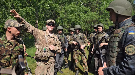 Mối quan hệ giữa Nga - Ukraine xấu đi cực kỳ trầm trọng sau sự kiện Maidan ở Ukraine và việc Nga sát nhập chớp nhoáng vùng lãnh thổ Crimea từ năm 2014, cùng với đó là Nga cũng đã hậu thuẫn cho phe ly khai miền Đông Ukraine gây bất ổn dai dẳng ở đất nước này. Ảnh: Binh sĩ Ukraine trong một cuộc diễn tập đa phương.