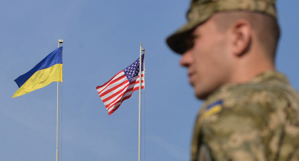 Chính vì vậy, Ukraine đã quyết định xoay trục sang hợp tác thân thiết với Mỹ và Phương Tây, công khai đối địch với Nga, loại bỏ mạnh mẽ những tồn dư của Liên Xô trước đây và Nga sau này đặc biệt là trong lĩnh vực quân sự. Ảnh: Binh sĩ Ukraine