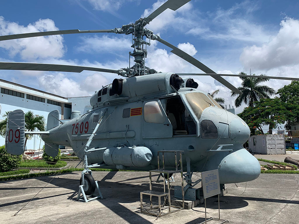 Trong chuyến đi Hải Phòng mới đây, PV Kiến Thức đã có dịp khám phá bên trong trực thăng săn ngầm Kamov Ka-25 trưng bày trong khuôn viên Bảo tàng Hải quân. Đáng chú ý, chiếc trực thăng ở trong tình trạng rất tốt, nguyên vẹn.