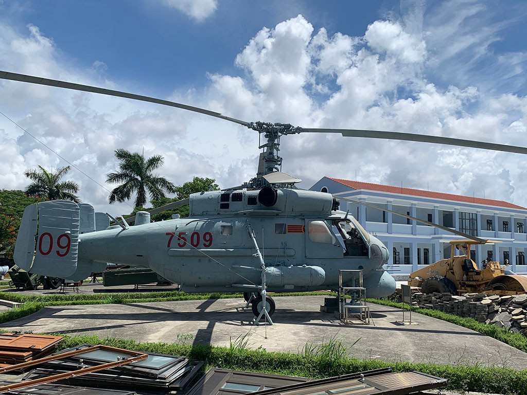 Theo Lịch sử Hải quân Nhân dân Việt Nam, ngày 13/1/1979, Không quân Hải quân Việt Nam chính thức được thành lập gồm hai phi đội: Phi đội 1 gồm 6 máy bay trực thăng săn ngầm Ka-25, căn cứ đóng quân ban đầu tại sân bay Kiến An sau đó chuyển về sân bay Cát Bi; Phi đội 2 gồm 4 máy bay vận tải tuần thám thủy phi cơ Be-12 ở Cam Ranh sau đó chuyển về Cát Bi.