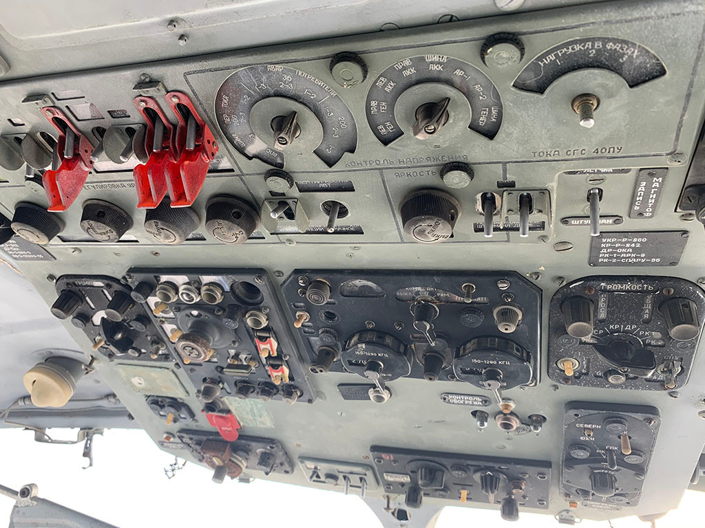 Bảng điều khiển nằm ở trên trần cabin với vô số nút bấm.