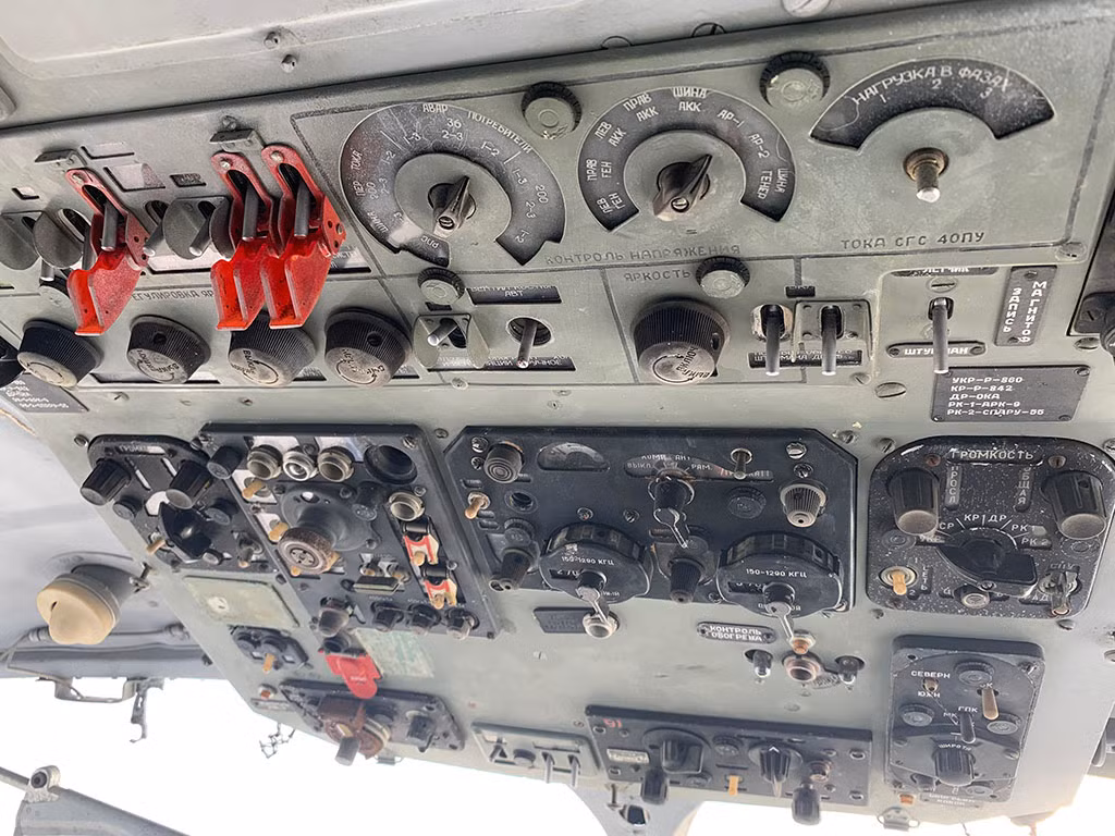 Bảng điều khiển nằm ở trên trần cabin với vô số nút bấm.