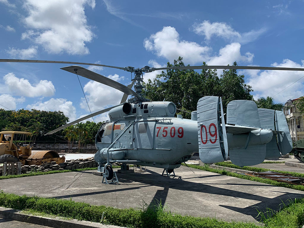 Ka-25 trang bị cặp động cơ tuabin trục GTD-3F cho phép nó đạt tốc độ bay tối đa 209km/h, tầm bay 400km. Tuy tốc độ bay hơi chậm, bù lại Ka-25 rất đáng tin cậy, độ an toàn cao nhờ thiết kế cánh quạt đồng trục. Ưu điểm của thiết kế cánh quạt này là giúp lược bỏ hoàn toạt cánh quạt đuôi triệt tiêu mô men xoay nên không ngán gió thổi ngang, có thể cất cánh hạ cánh, bay treo và hoạt động ở mọi điều kiện thời tiết. Và vì kích thước cánh quạt nhỏ, không đuôi nên loại này có kích thước rất nhỏ gọn, phù hợp cho việc hạ cánh trên sân đáp hạm tàu.