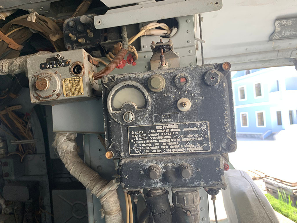 Đó là chưa kể, trực thăng Ka-25 là trực thăng săn ngầm tinh vi, hiện đại. Trong nó còn được trang bị các hệ thống radar thám sát biển, hệ thống định vị thủy âm phát hiện tàu ngầm nên trong cabin tồn tại vô số các hệ thống điều khiển khác.