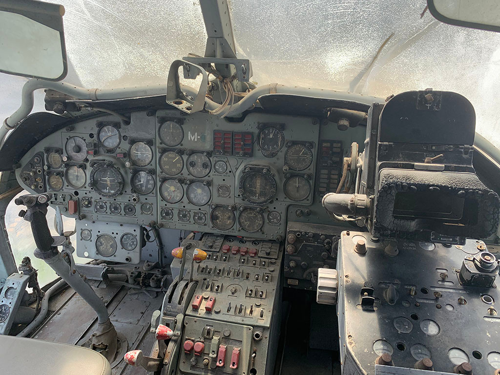Tuy hơi bụi bặm và kính đã bị ố do để ngoài trời lâu ngày, tuy nhiên tổng thể chiếc Ka-25 trong tình trạng khá tốt, các thiết bị máy móc còn nguyên xi như hồi máy bay còn hoạt động.