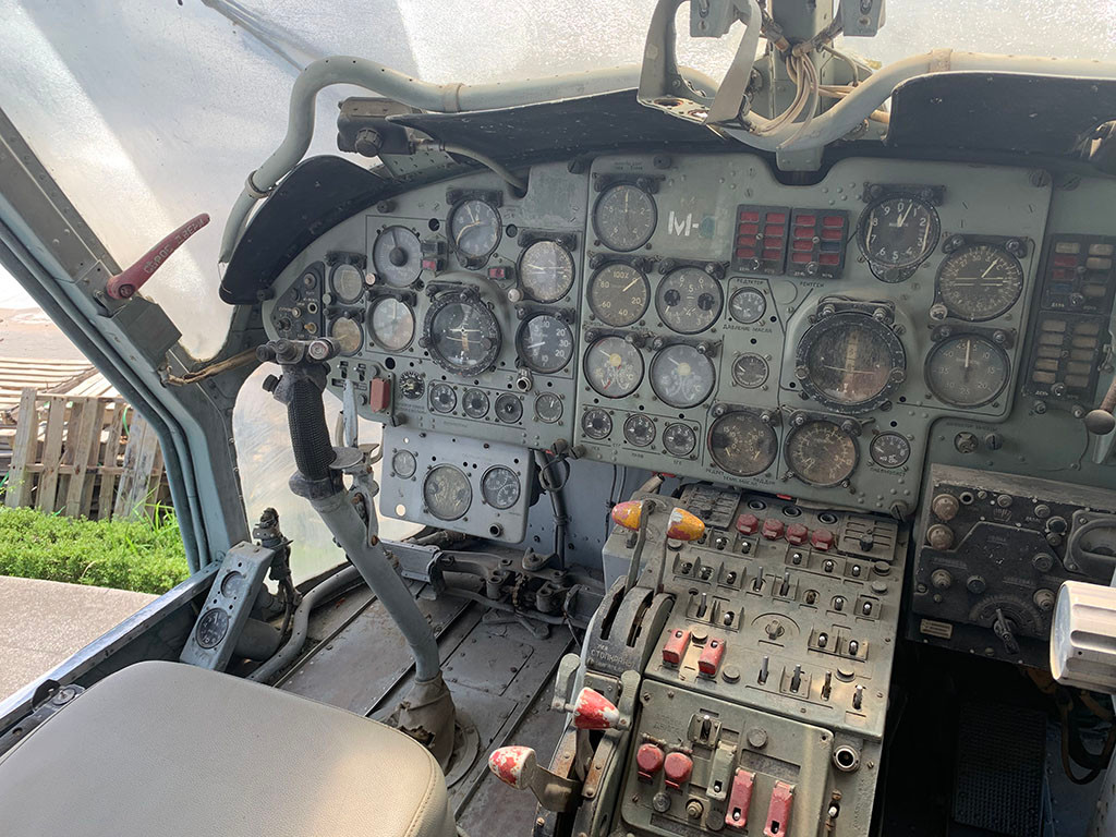 Vị trí của cơ trưởng với cần điều khiển. Trên bảng điều khiển chi chít các loại đồng hồ hiển thị tham số kĩ thuật bay. Phải nói rằng, thật đáng ngưỡng mộ với các phi công khi kiểm soát được cỗ máy quân sự tinh vi bậc nhất thế giới bằng vô số đồng hồ cơ.