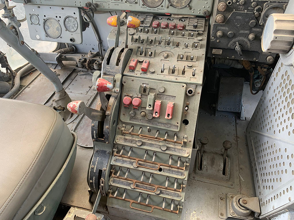 Bảng điều khiển nằm ở giữa vị trí cơ trưởng và cơ phó. Có rất nhiều thứ quan trọng phải nhớ.