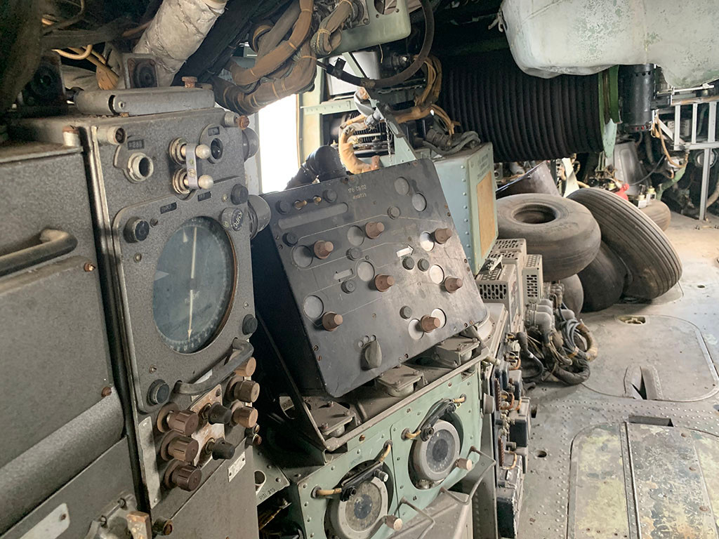 Thật vậy, theo thông số của Liên Xô, Ka-25 có phi hành đoàn 4 người và không thể chở thêm được binh sĩ nào nữa. Nó cũng là hợp lý khi chỗ ngồi bên trong quả thực không còn nhiều, chỉ đủ để chứa các hệ thống điều khiển sonar – vũ khí.