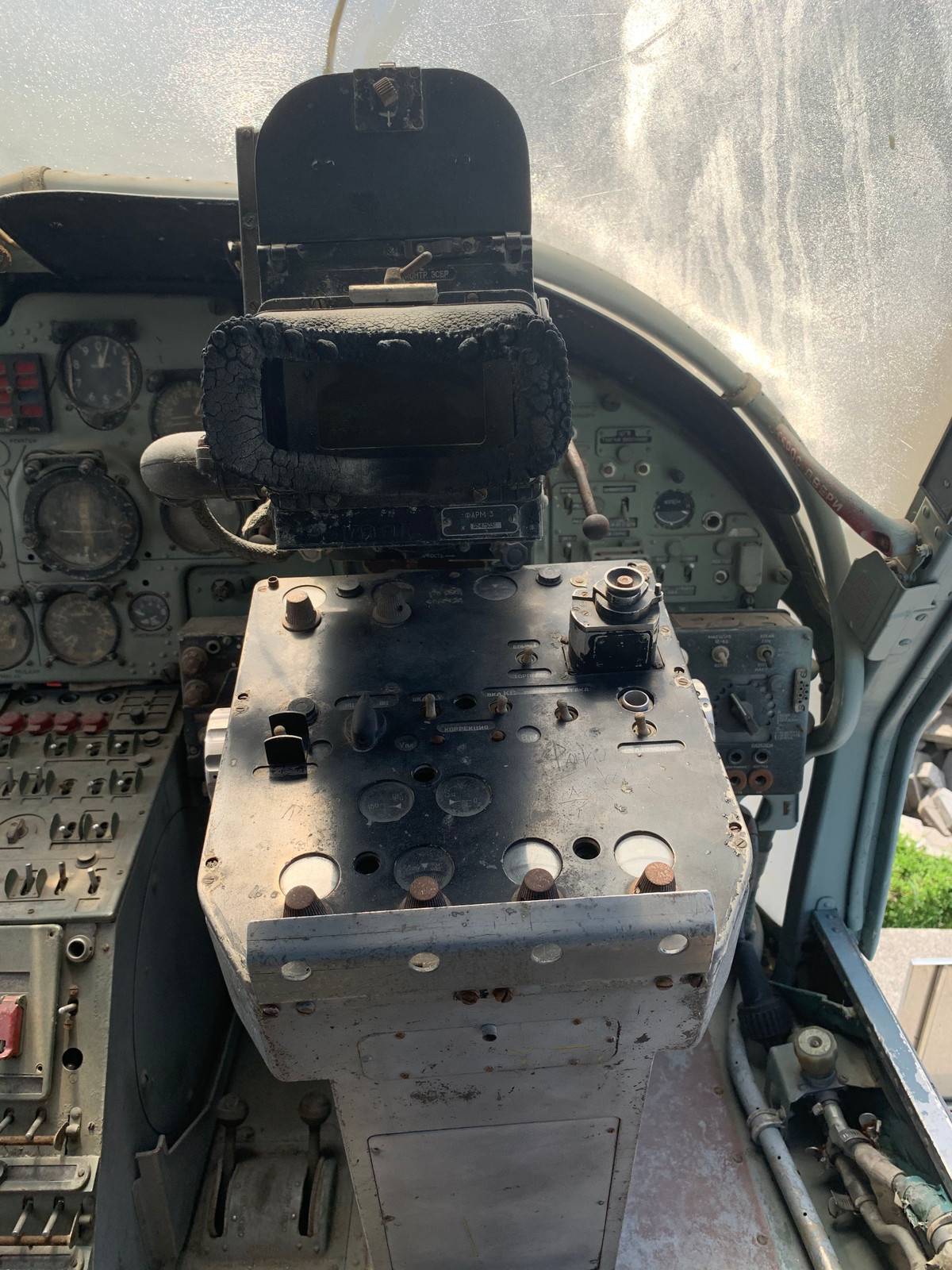 Cận cảnh khí tài tại vị trí ngồi của cơ phó trực thăng Ka-25.