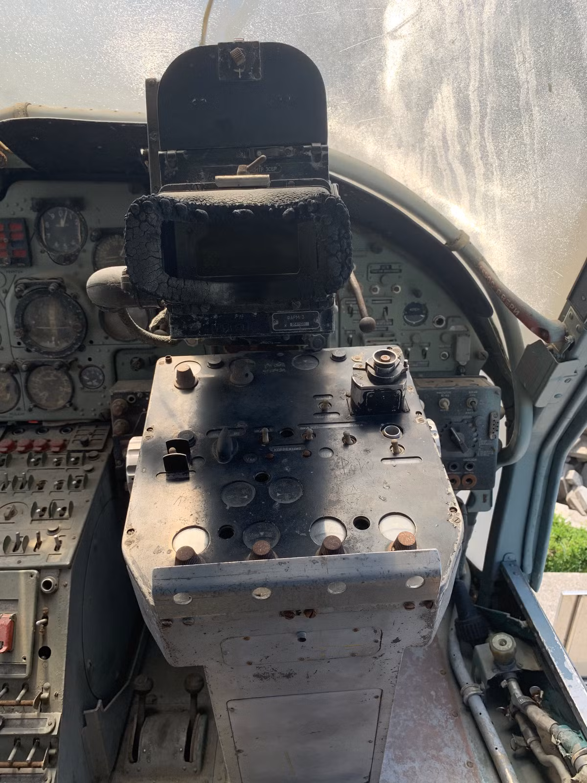 Cận cảnh khí tài tại vị trí ngồi của cơ phó trực thăng Ka-25.