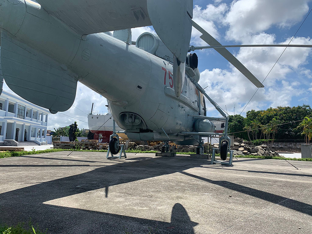 Ka-25 có thể mang vũ khí để tiêu diệt các tàu ngầm mà nó phát hiện. Nhìn kĩ ở dưới bụng là khoang bom trong thân cho phép mang 1-2 quả ngư lôi 450mm AT-1/1M có tầm bắn 10km. Ngoài ra, hai giá treo ở dọc thân có thể mang thùng nhiên liệu phụ hoặc bom chìm chống tàu ngầm.