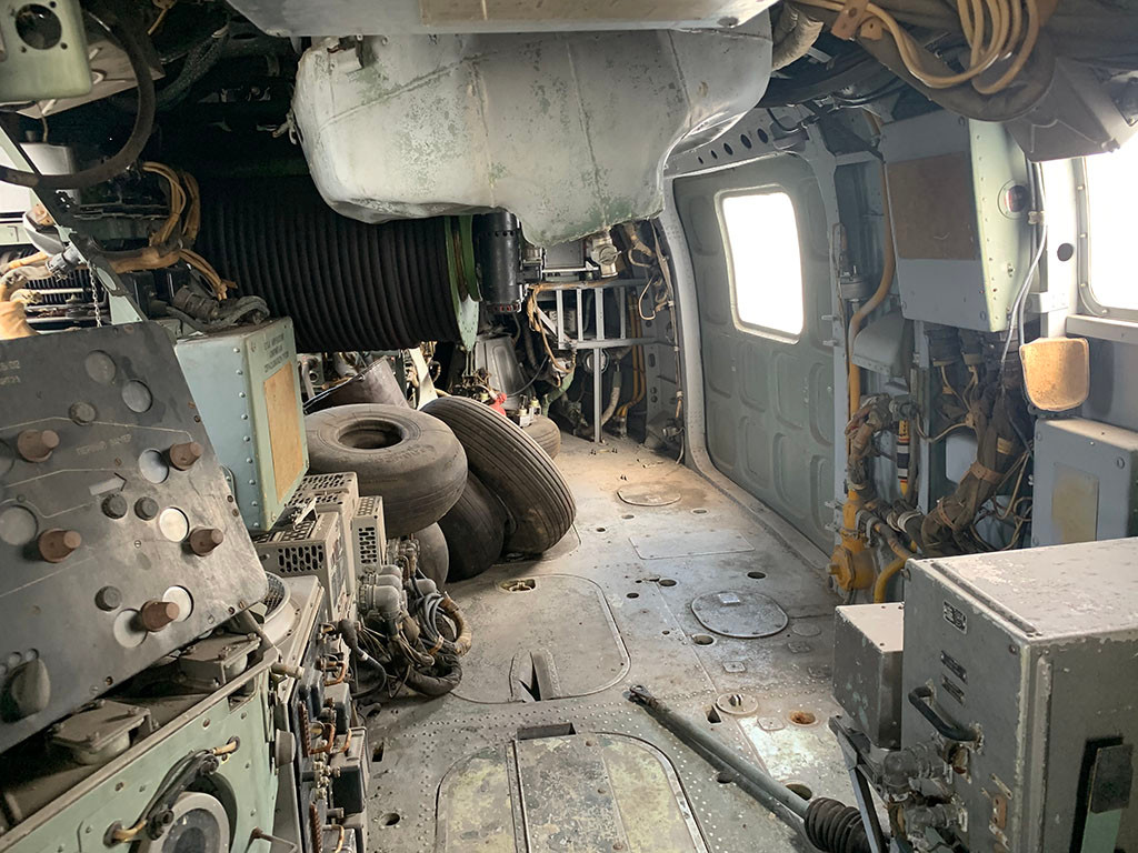 Điều đó khiến bên trong chiếc Ka-25 trông khá chật chội với nhiều loại máy móc trang bị.