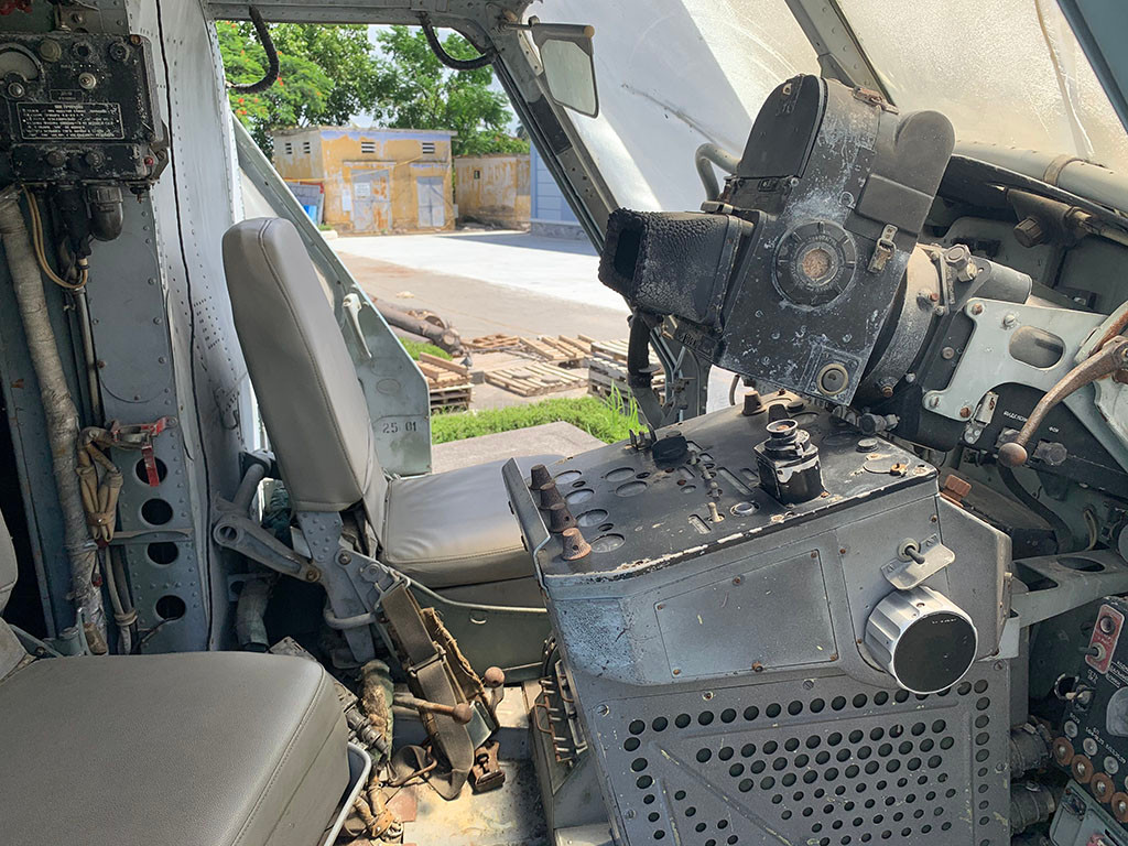 Cận cảnh buồng lái trực thăng săn ngầm Ka-25 số hiệu 7509 từng nằm trong biên chế của Hải quân Nhân dân Việt Nam.