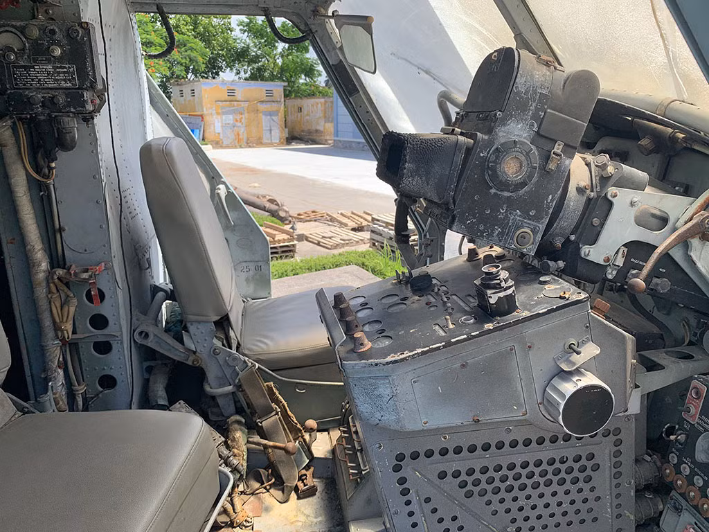 Cận cảnh buồng lái trực thăng săn ngầm Ka-25 số hiệu 7509 từng nằm trong biên chế của Hải quân Nhân dân Việt Nam.