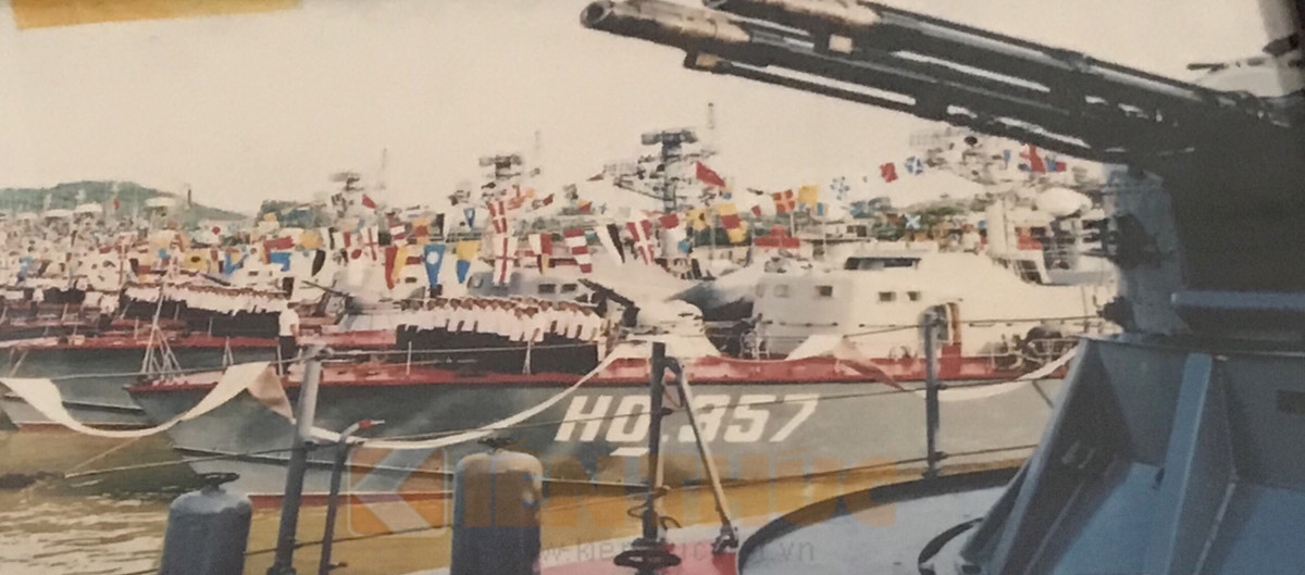 Tàu phóng lôi Turya (Đề án 206M) có lượng giãn nước đầy tải 250 tấn, tàu dài 39.6m, rộng 7.6m, trang bị 3 động cơ Diesel cho phép tàu đạt vận tốc tối đa hơn 40 hải lý/h, thủy thủ đoàn 30 người. Tàu cũng trang bị 4 ống phóng lôi sử dụng ngư lôi 533mm loại Type 53-65 có tầm bắn tối đa hơn 20km. Hiện nay có 5 tàu loại này đang phục vụ trong hải quân Việt Nam. Ảnh: Đội hình tàu Turya (phía trái) và Osa (phía phải) của vùng 3 hải quân thực hiện nghi lễ. Ảnh: Hùng Dũng.