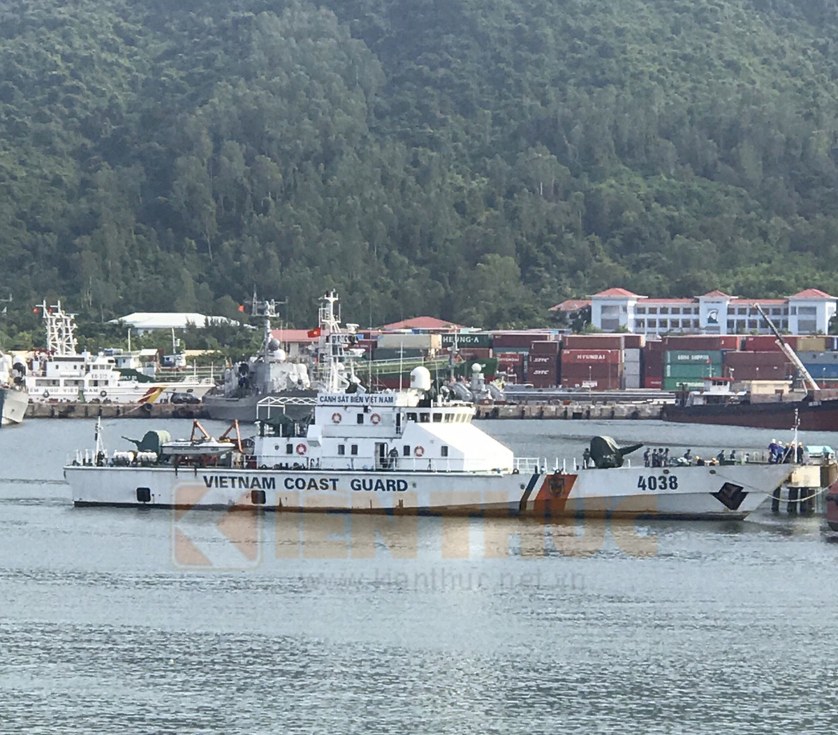 Năm 2009, Việt Nam chính thức đặt ky chiếc TT-400TP đầu tiên số hiệu HQ-272, với giá trị hợp đồng của mỗi tàu khoảng 1 triệu USD (chưa vũ khí). Từ đó Việt Nam đã đóng 6 tàu TT-400TP cho hải quân và 9 tàu TT-400 cho cảnh sát biển, tự chủ hoàn toàn thiết kế tàu pháo và đã không còn phải đi nhập từ nước ngoài. Điều này giúp cho ta tiết kiếm được kinh phí rất lớn, tự quyết định được số lượng tàu đóng mới mà không cần thông qua nước ngoài và mở ra cả tiềm năng xuất khẩu. Thực tế cho thấy, TT-400 là một lớp tàu tuần tra ưu việt, qua sự kiện HD-981 đã cho thấy sự bền bỉ và đáng tin cậy của TT-400. Ảnh: Hùng Dũng