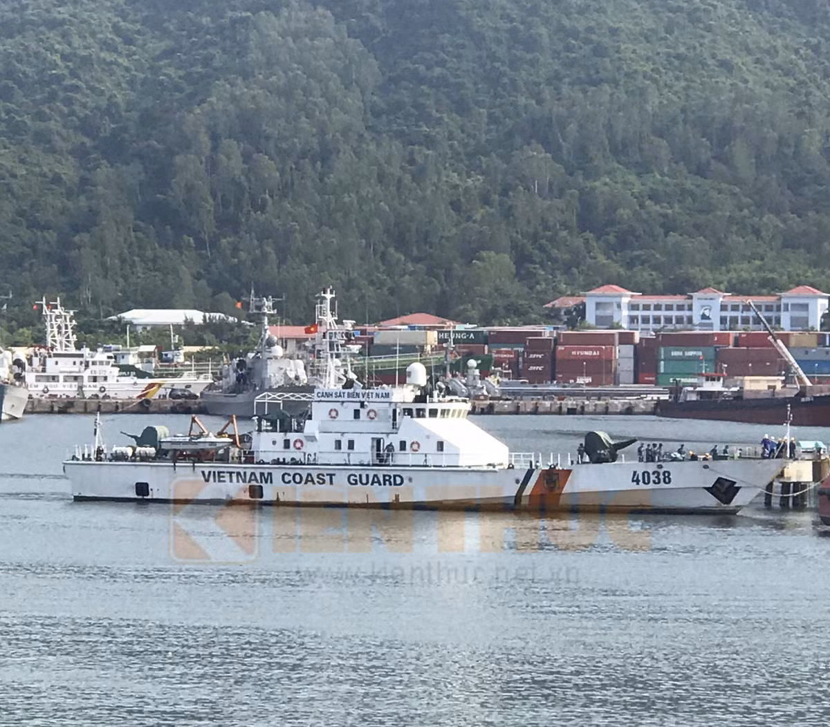 Năm 2009, Việt Nam chính thức đặt ky chiếc TT-400TP đầu tiên số hiệu HQ-272, với giá trị hợp đồng của mỗi tàu khoảng 1 triệu USD (chưa vũ khí). Từ đó Việt Nam đã đóng 6 tàu TT-400TP cho hải quân và 9 tàu TT-400 cho cảnh sát biển, tự chủ hoàn toàn thiết kế tàu pháo và đã không còn phải đi nhập từ nước ngoài. Điều này giúp cho ta tiết kiếm được kinh phí rất lớn, tự quyết định được số lượng tàu đóng mới mà không cần thông qua nước ngoài và mở ra cả tiềm năng xuất khẩu. Thực tế cho thấy, TT-400 là một lớp tàu tuần tra ưu việt, qua sự kiện HD-981 đã cho thấy sự bền bỉ và đáng tin cậy của TT-400. Ảnh: Hùng Dũng