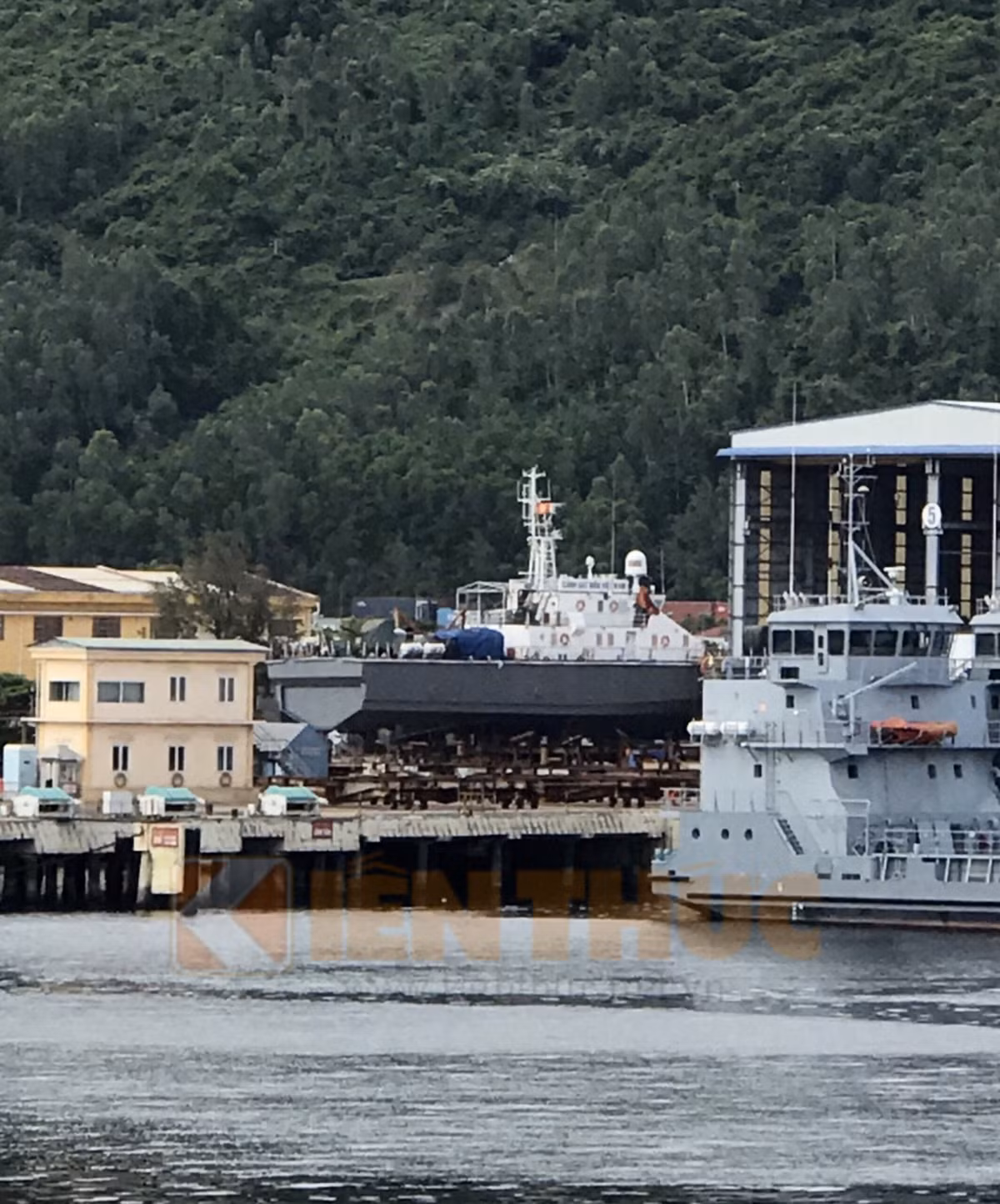 Có thể thấy ở thiết kế tàu TT-400 dành cho cảnh sát biển Việt Nam, phần phía sau của tàu chừa khoảng không gian rất rộng, hoàn toàn có thể đáp ứng nhu cầu đặt 2 bệ phóng tên lửa KT-184 tương tự như lớp LAN. Ảnh: Cận cảnh đuôi tàu TT-400 của cảnh sát biển Việt Nam. Ảnh: Hùng Dũng.