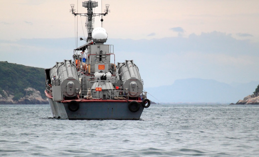 Tàu tên lửa Osa (Đề án 205) có lượng giãn nước đầy tải 210 tấn, dài 38.6m, rộng 7.64m, trang bị 3 động cơ Diesel cho phép nó có thể đạt vận tốc tối đa hơn 40 hải lý/h và thủy thủ đoàn 28 người. Vũ khí trang bị là 4 tên lửa P-15 Termit và 2 pháo cao tốc AK-230 nòng đôi cỡ 30mm. Việt Nam đang biên chế 8 tàu loại này. Ảnh: Tàu tên lửa Osa hải hành trên biển.