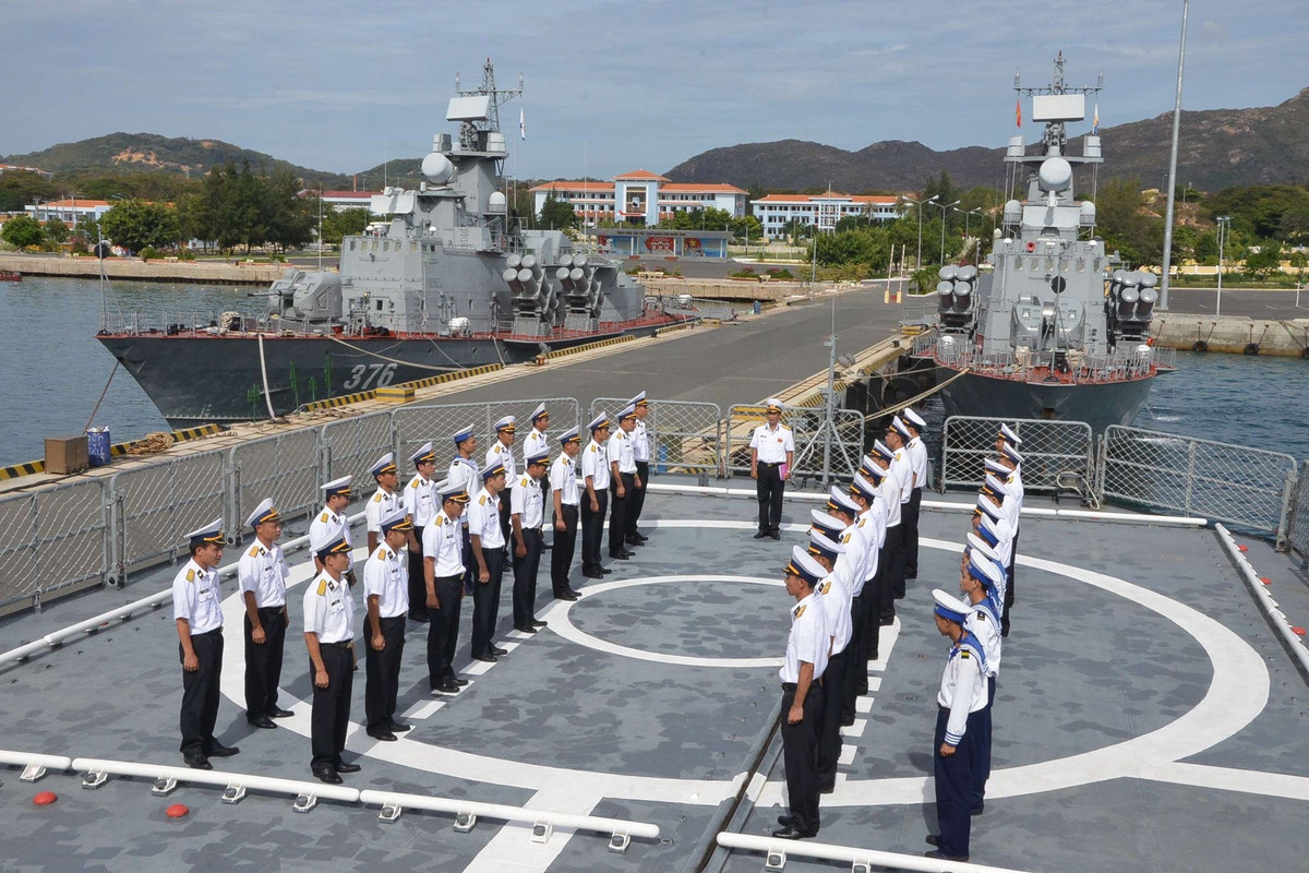 Một điểm chung của các tàu chiến loại cũ này của hải quân Việt Nam là có lượng giãn nước rất nhỏ, chỉ tầm 200 tấn, không thể đi biển xa, không thể thực hiện các nhiệm vụ ở Trường Sa, vũ khí đã lạc hậu, không còn đảm bảo tính năng kỹ thuật, yêu cầu cần sự thay thế gấp. Tuy nhiên hiện nay, nguồn kinh phí của quân đội ta đang rất hạn hẹp, không thể nhập khẩu thay mới toàn bộ các tàu này bằng loại tiên tiến hơn. Ảnh: Cán bộ chiến sĩ tàu hộ vệ tên lửa Gepard 3.9 của Việt Nam.