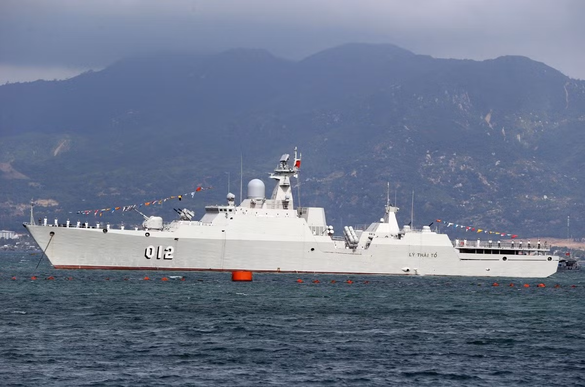 Trong khi đó, số lượng các tàu hộ vệ tên lửa và tàu tên lửa tấn công nhanh hiện đại thì số lượng hiện nay vẫn còn hạn chế, chưa thể đảm đương hết trách nhiệm nặng nề trên toàn bộ vùng biển rộng lớn của nước ta. Ảnh: Tàu hộ vệ tên lửa Gepard 3.9 số hiệu 012 Lý Thái Tổ.